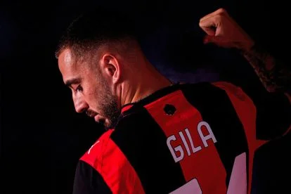 Mario Gila shows off Milan jersey (@acmilan)