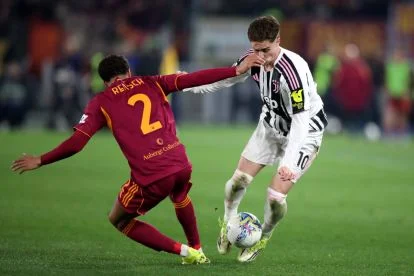 ROME, ITALY - MARCH 01: Kenan Yildiz of Juventus and Devyne Rensch of AS Roma battle for possession during the Serie A match between AS Roma and Juventus FC at Stadio Olimpico on March 01, 2026 in Rome, Italy. (Photo by Paolo Bruno/Getty Images)