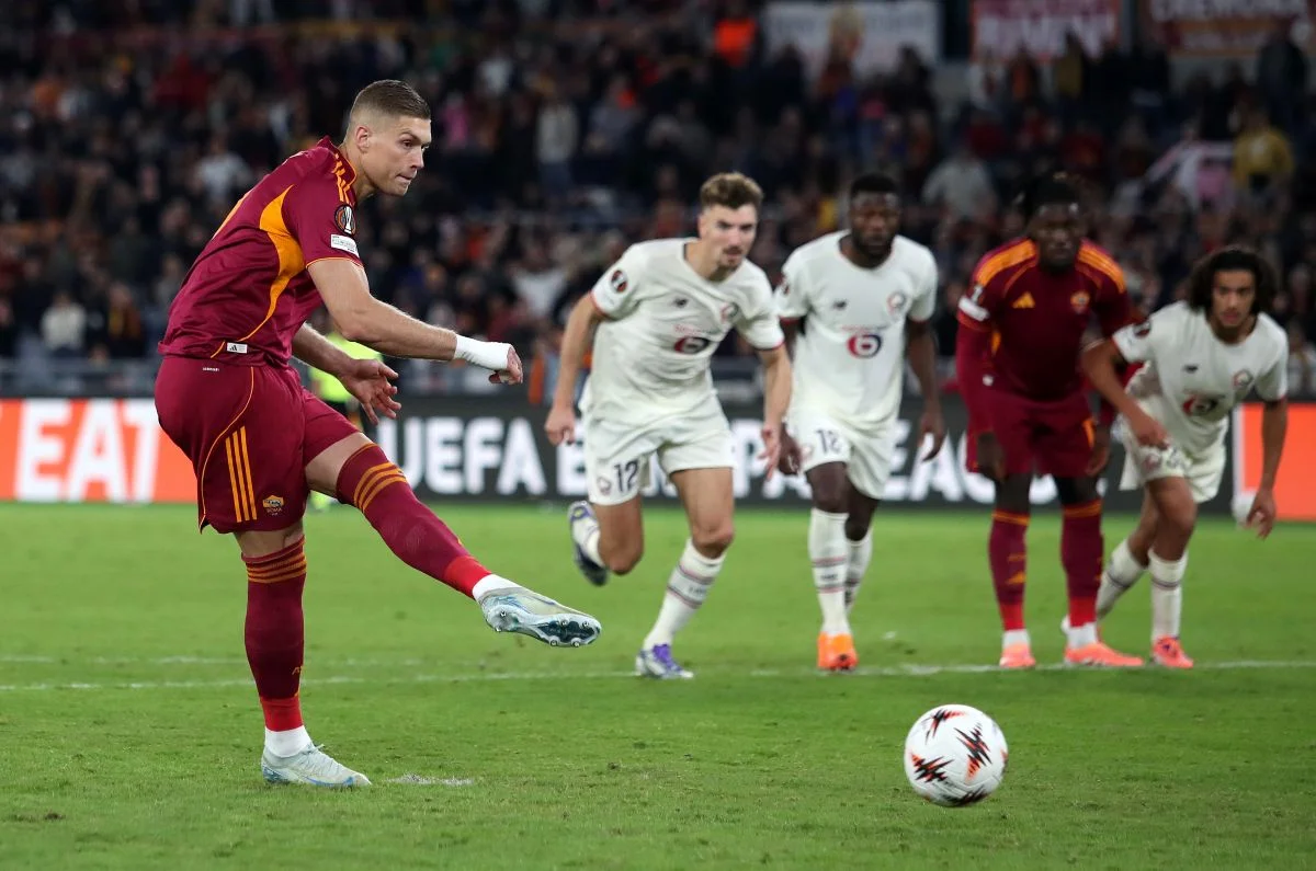 ROME, ITALY - OCTOBER 02: Artem Dovbyk of AS Roma misses a penalty during the UEFA Europa League 2025/26 League Phase MD2 match between AS Roma and LOSC Lille at Stadio Olimpico on October 02, 2025 in Rome, Italy. (Photo by Paolo Bruno/Getty Images)